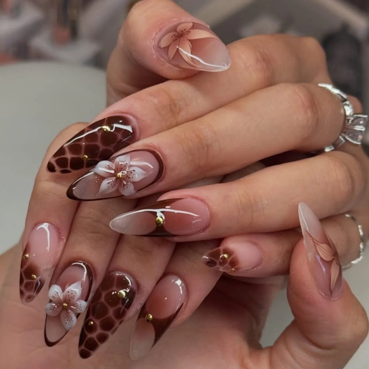 🌼 24pcs White Flower Press-On Nails – INS Yellow & Pink Blush Tones