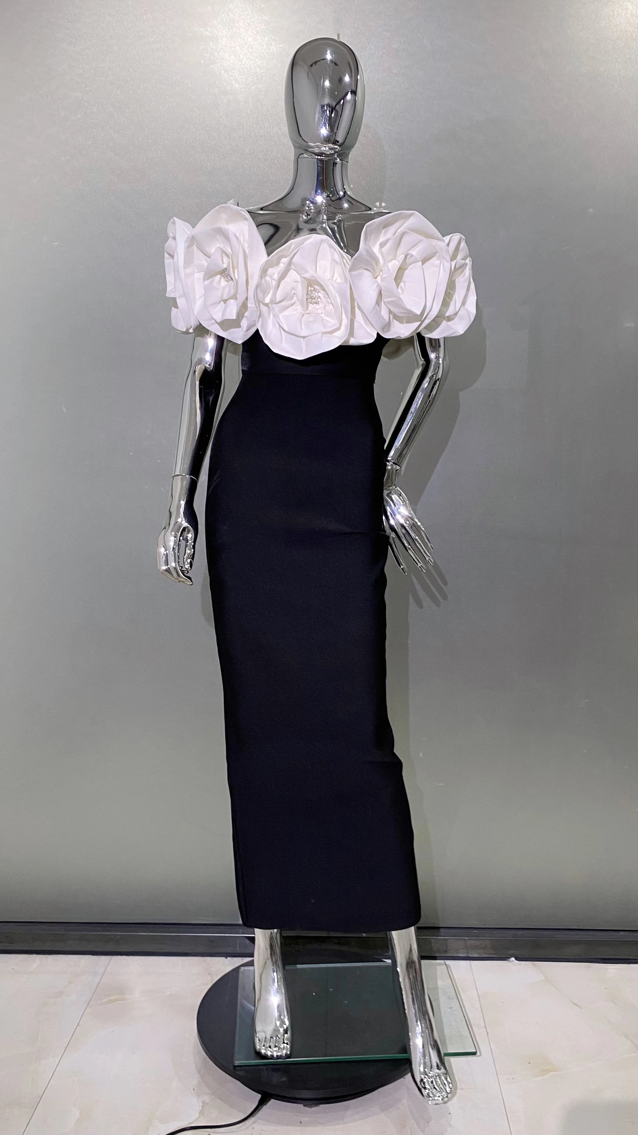 Stereoscopic White Flowers Off-Shoulder Bandage Dress 🌸✨