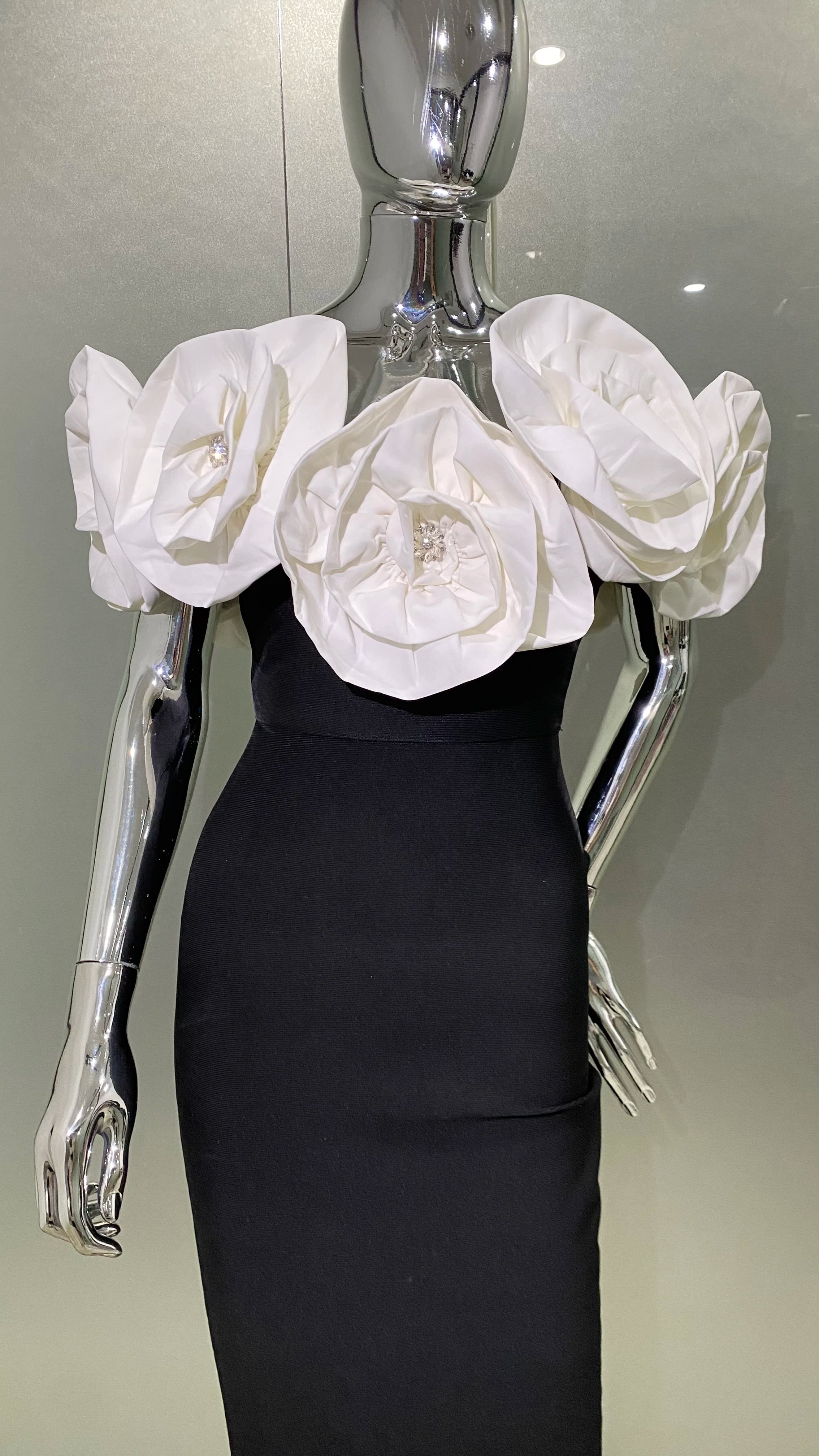 Stereoscopic White Flowers Off-Shoulder Bandage Dress 🌸✨