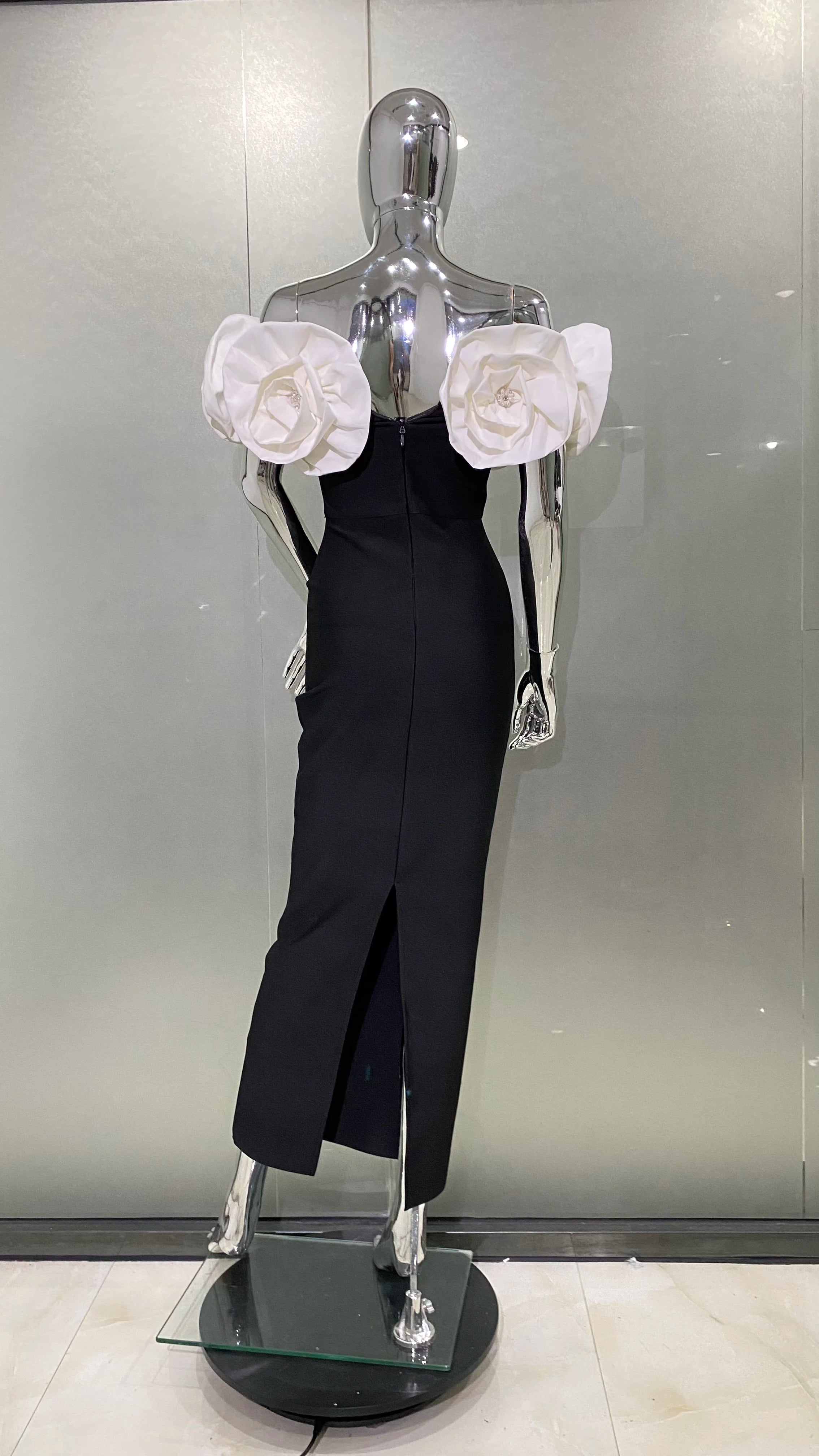 Stereoscopic White Flowers Off-Shoulder Bandage Dress 🌸✨
