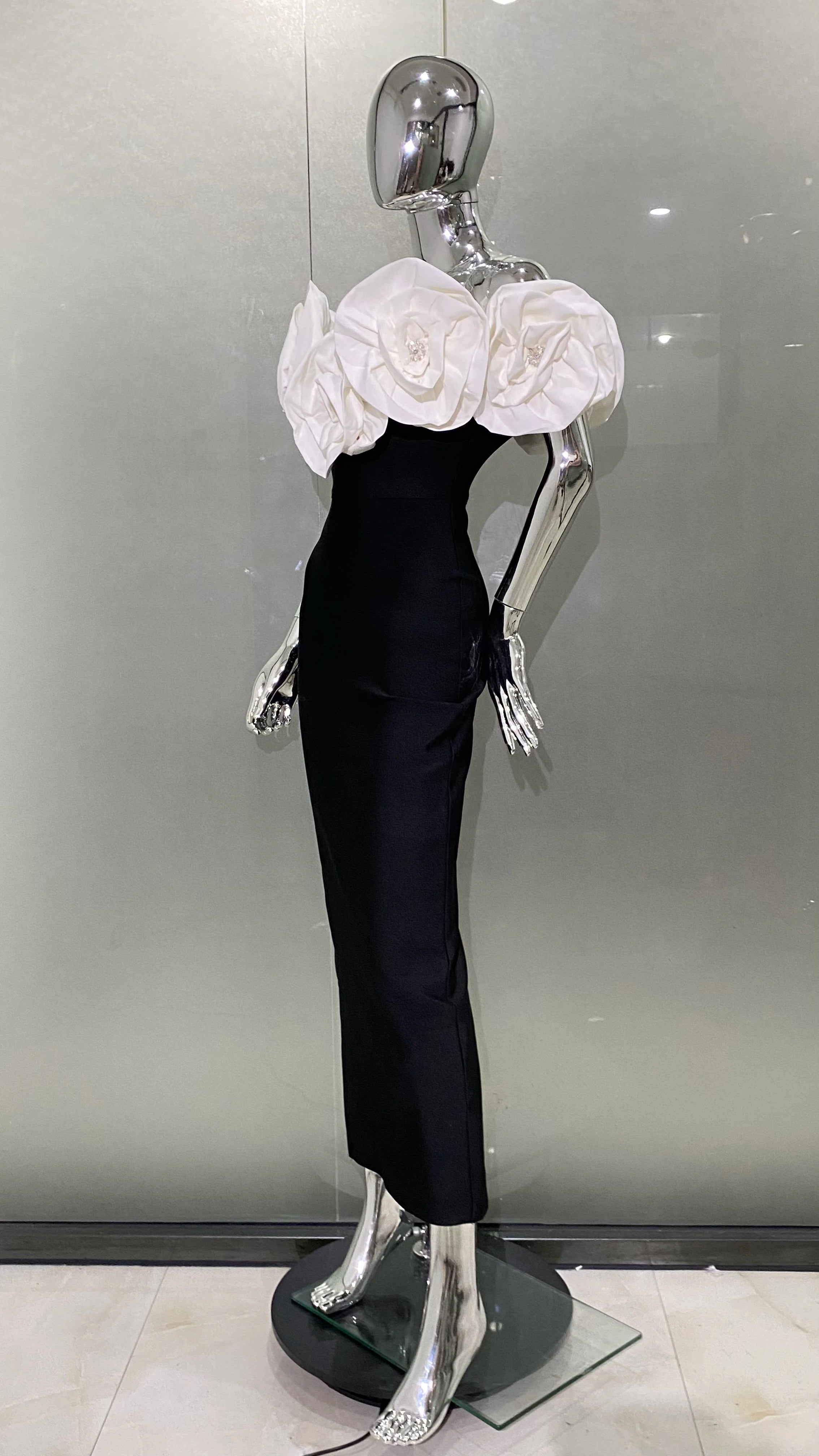 Stereoscopic White Flowers Off-Shoulder Bandage Dress 🌸✨