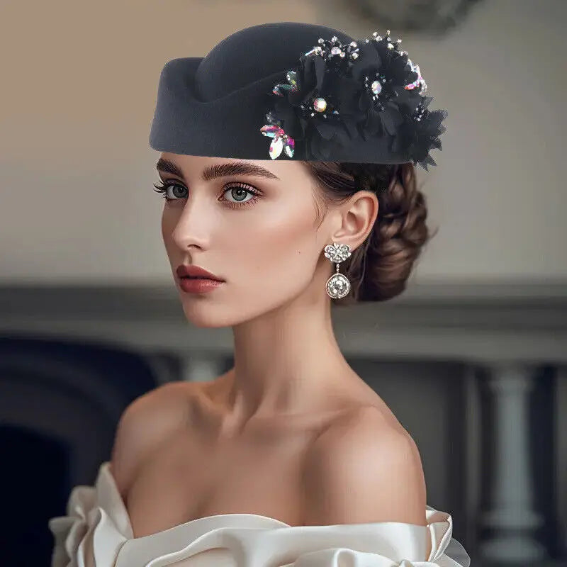 🌸 Elegant Charm Meets Timeless Style
Vintage Felt Turban Hat with Flower – Soft Beret Style for Women