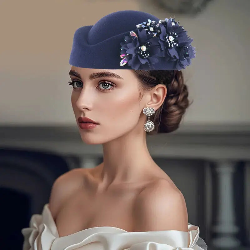 🌸 Elegant Charm Meets Timeless Style
Vintage Felt Turban Hat with Flower – Soft Beret Style for Women