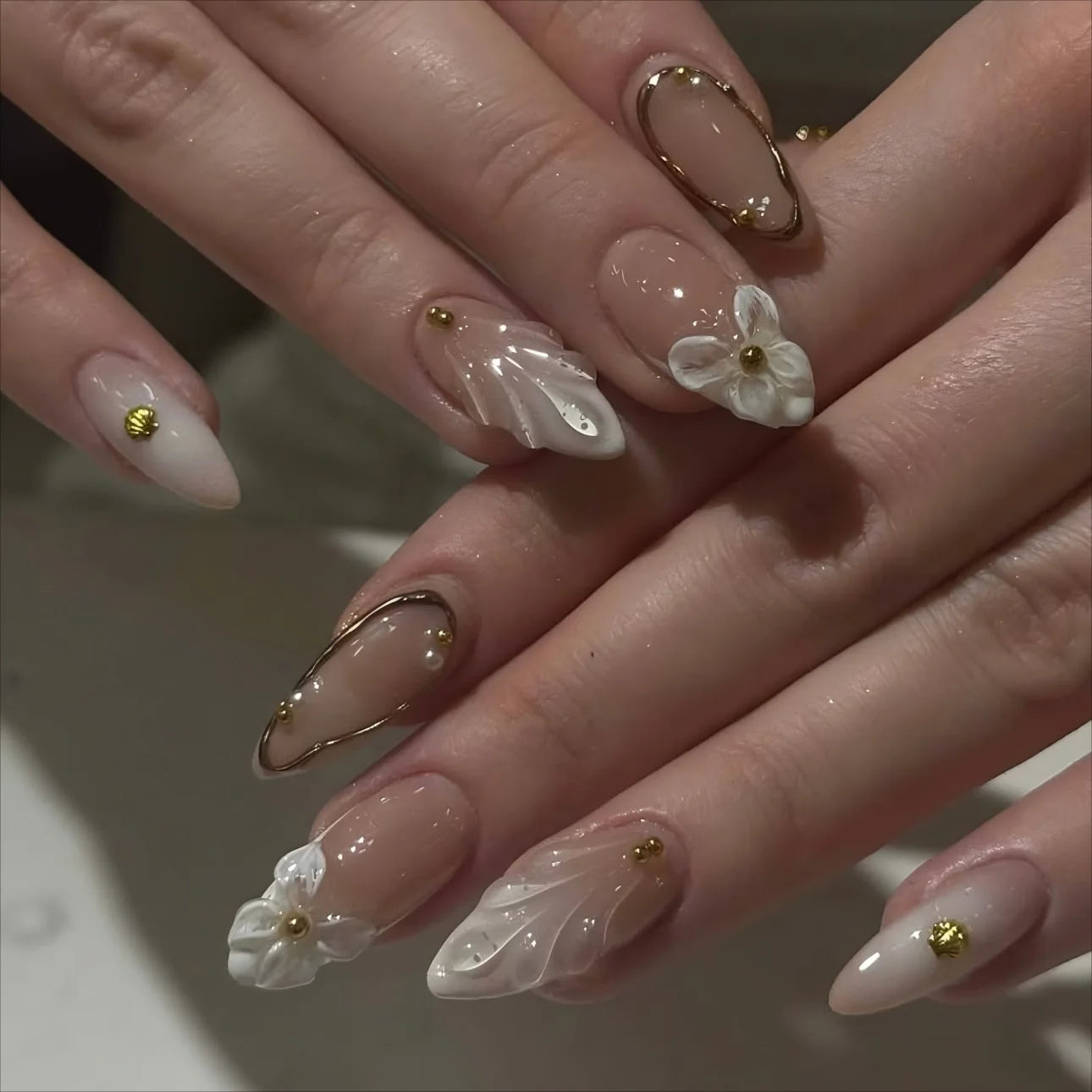 🌸 24pcs Gradient Pink Flower Pearl Press-On Nails – Mid-Length Almond Shape