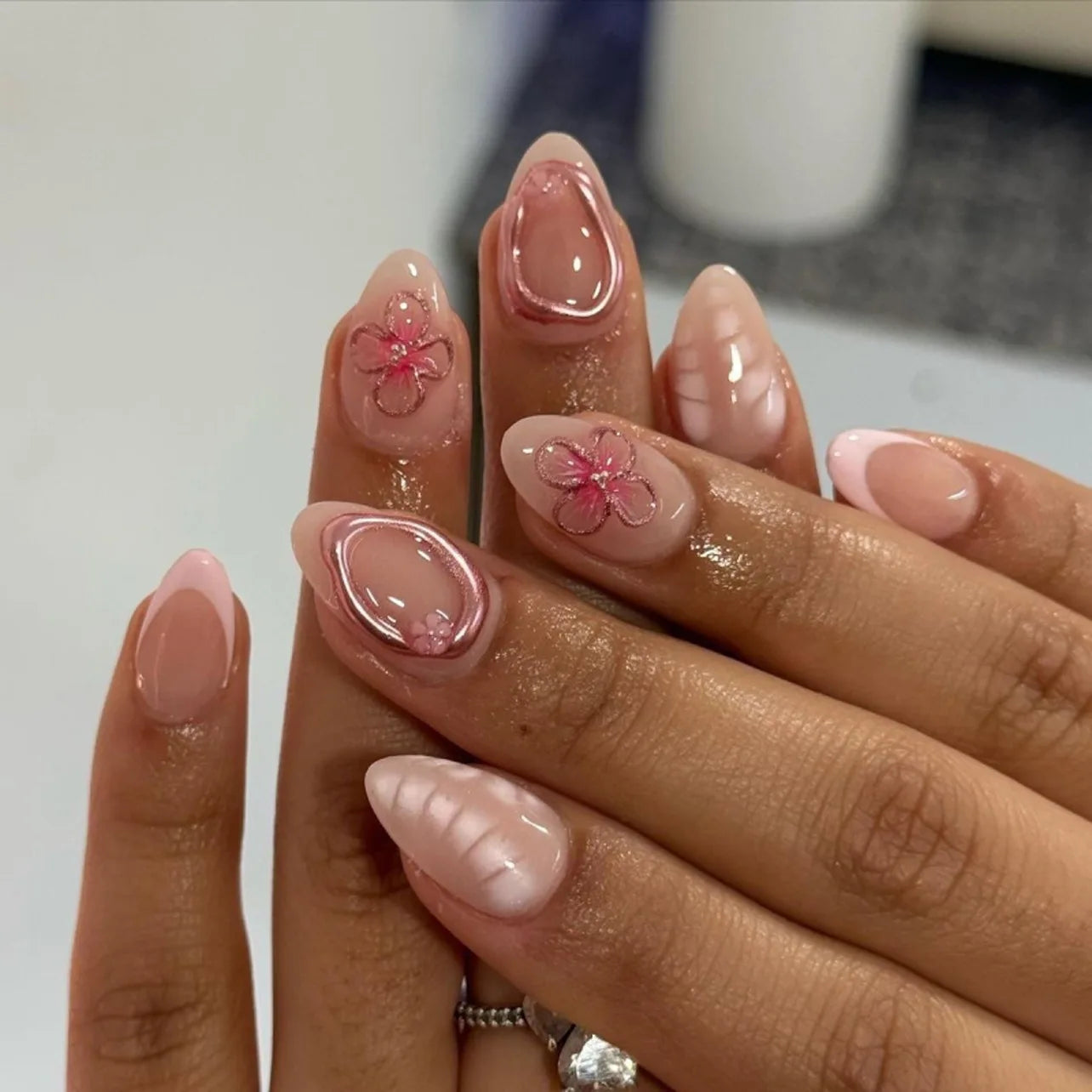 🌼 24pcs White Flower Press-On Nails – INS Yellow & Pink Blush Tones