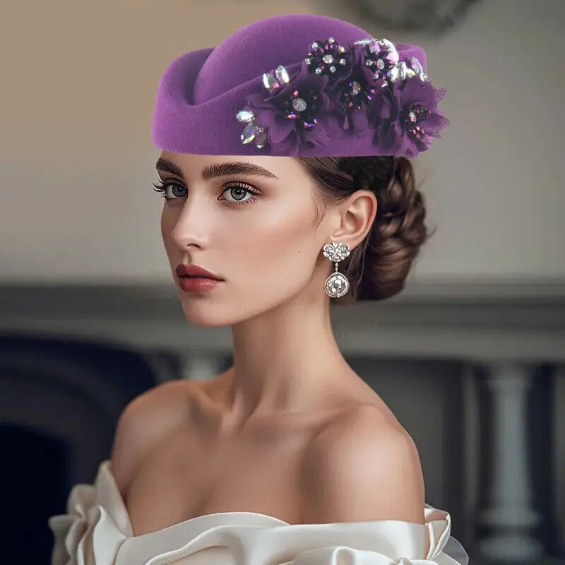 🌸 Elegant Charm Meets Timeless Style
Vintage Felt Turban Hat with Flower – Soft Beret Style for Women