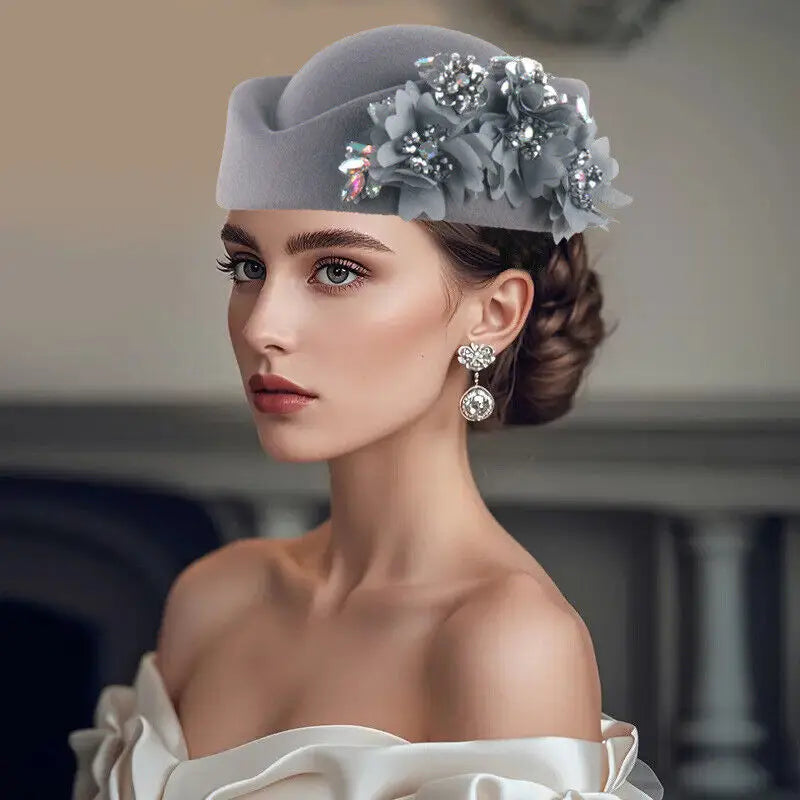 🌸 Elegant Charm Meets Timeless Style
Vintage Felt Turban Hat with Flower – Soft Beret Style for Women
