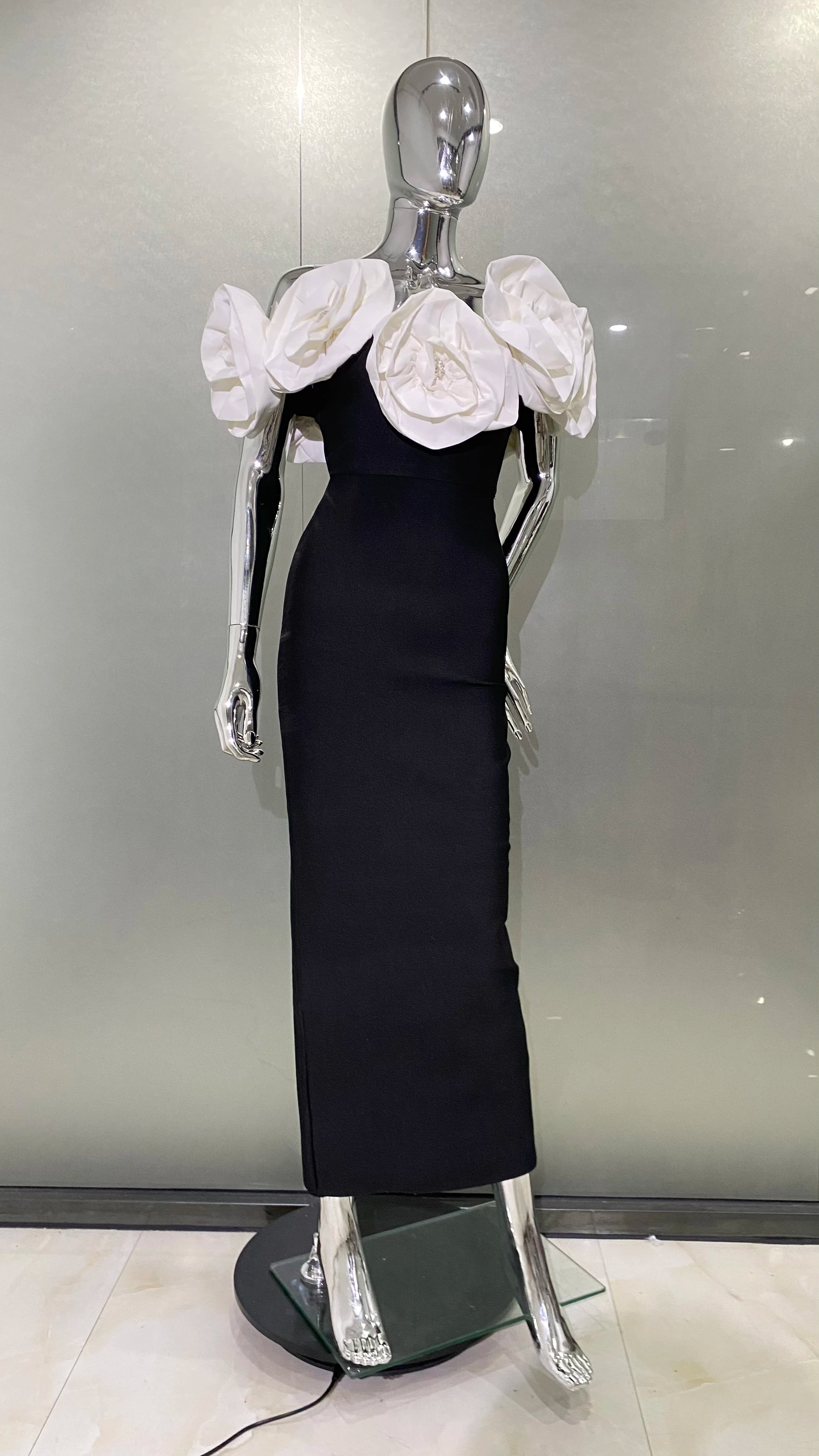 Stereoscopic White Flowers Off-Shoulder Bandage Dress 🌸✨