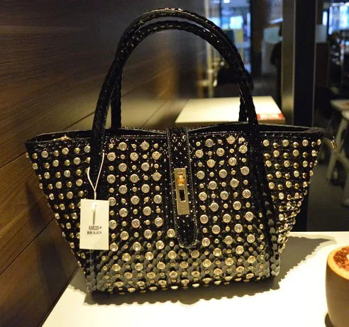 Luxury Diamond-Embellished Leather Handbag ✨💎